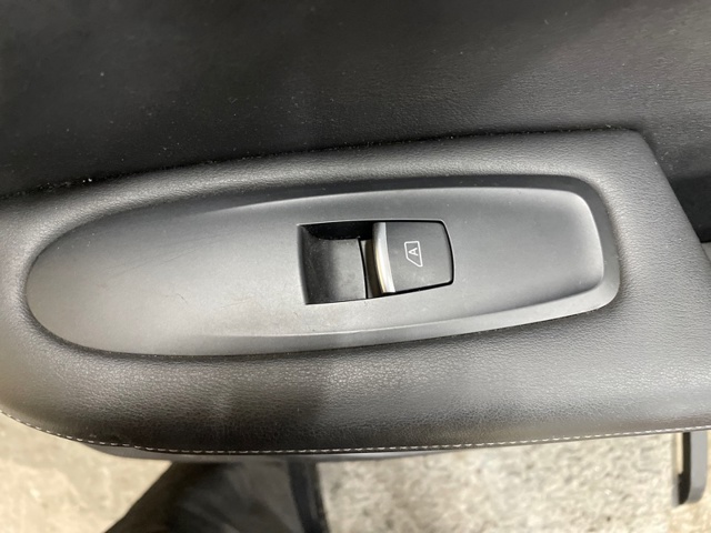 Кнопка включения мотора стеклоподъемника задняя правая 254215NA0A NISSAN