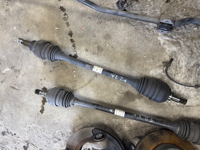 Полуось задняя, левая 396015DA0A NISSAN
