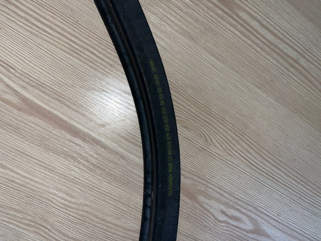 3CM823723 Уплотнитель капота купить Ирпень