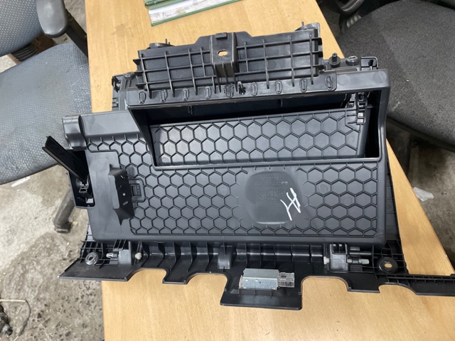 VAG 3CN857101A82V Крышка перчаточного ящика (бардачка) в наличии Украина