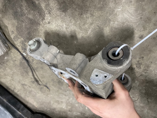 430185NA0A NISSAN Цапфа задняя правая купить в Одесса