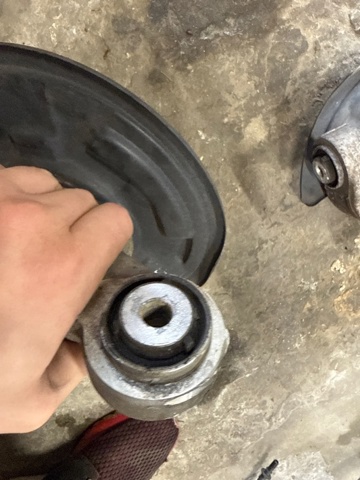 430195DE0A NISSAN Цапфа (поворотный кулак) задний левый купить в Полтава