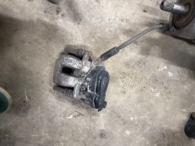Суппорт тормозной задний правый 440015DA0B NISSAN