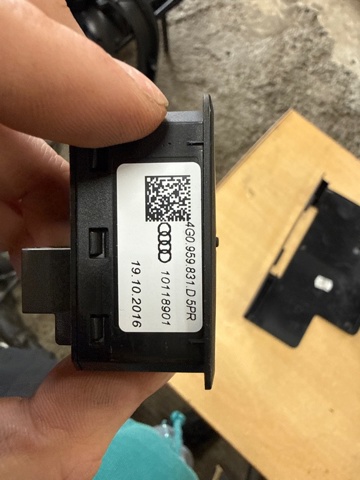 VAG 4G0959831D5PR Кнопка привода замка крышки багажника (двери 3/5-й (ляды) в наличии Николаев