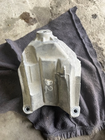 Кронштейн подушки (опоры) двигателя, левой 4M0199307BM VAG