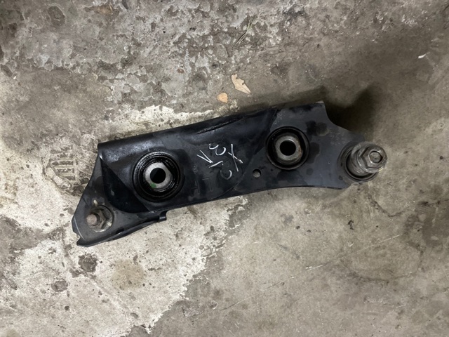 Рычаг задней подвески нижний, левый 551A15NA0A NISSAN