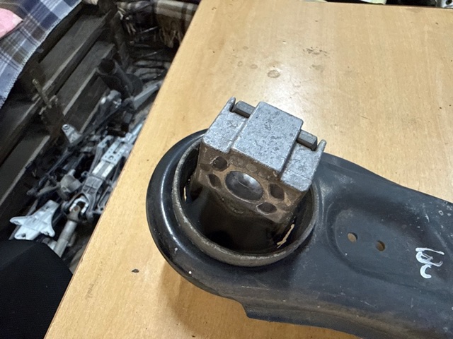 NISSAN 555015DJ0A Рычаг (тяга) задней подвески продольный нижний правый в наличии Львов