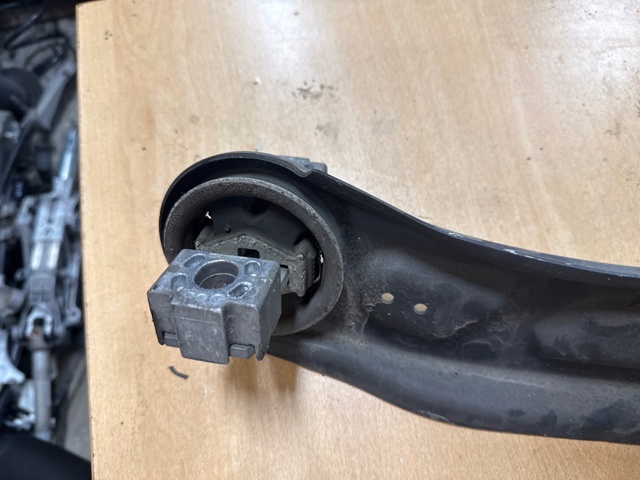 NISSAN 555015DJ0A Рычаг (тяга) задней подвески продольный нижний правый в наличии Киев
