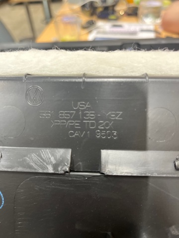 VAG 561857101C82V Крышка перчаточного ящика (бардачка) в наличии Харьков