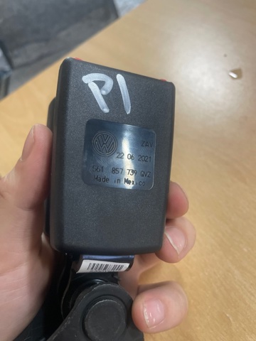 VAG 561857739QVZ Рычаг (замок) фиксации ремня безопасности задний левый в наличии Киев