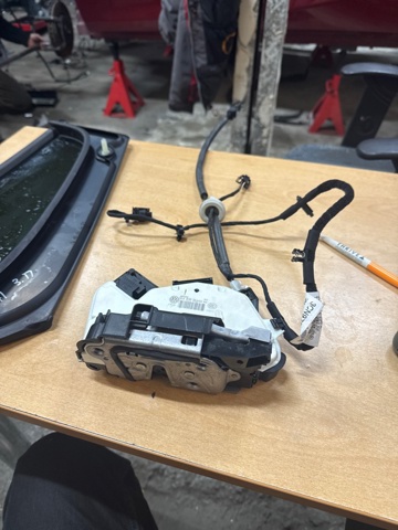 Замок задней двери, правой Volkswagen Passat B8