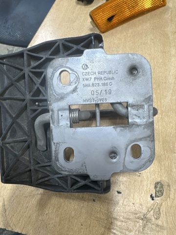 Стояк-крюк замка капота 5NA823186C VAG