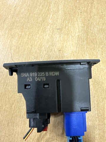 VAG 5NA953509AECU Кнопка аварийки в наличии Черкассы