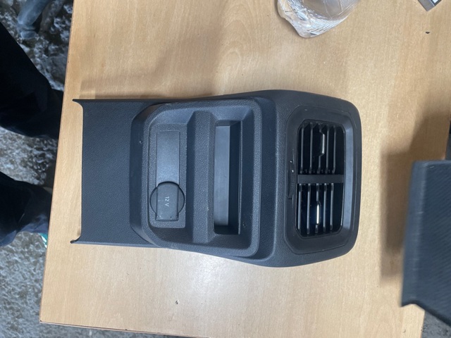 Накладка декоративная центральной консоли 5NN864298F82V VAG