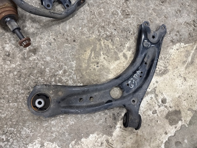 Левый рычаг передней нижней подвески Шкода Октавия III A7