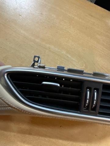 Решетка воздуховода 687505DF0A NISSAN