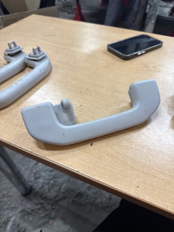 Поручни (держатели) и крючок для одежды 739405DA1A NISSAN