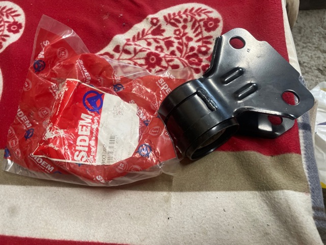 Сайлентблок нижнего переднего рычага Ford Escape II