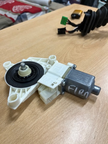 Мотор стеклоподъемника двери передней, правой 807305DM0A NISSAN