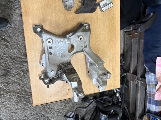Кронштейн передней балки 80A399296K VAG