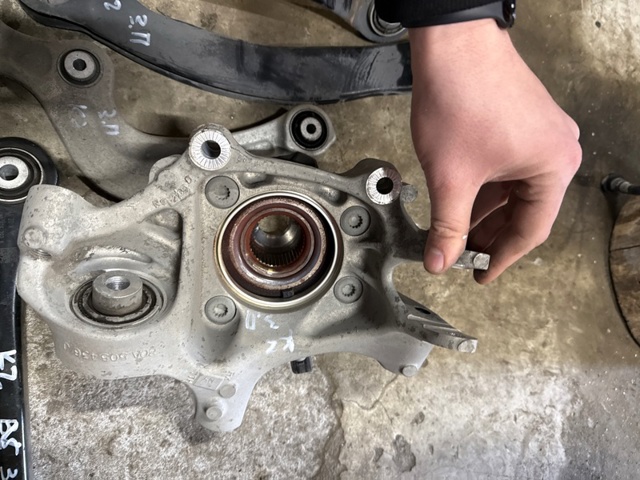 Кулак поворотный правый 80A505432G VAG