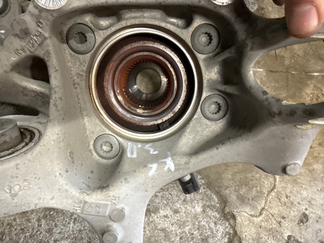80A505432G VAG Цапфа (поворотный кулак) задний правый купить в Киев