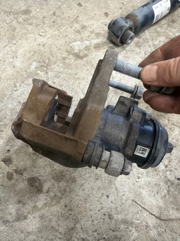 Скоба суппорта заднего 80A615425A VAG