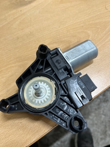 827305DM0A NISSAN Мотор стеклоподъемника двери задней правой купить в Винница