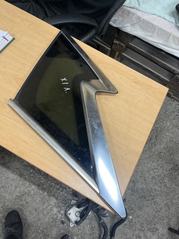 Стекло багажного отсека, левое 833015NA0A NISSAN