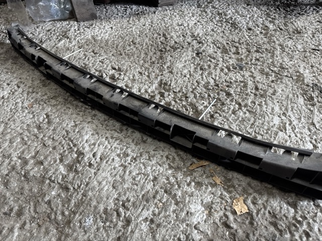 Кронштейн бампера заднего, центральный 852405DA0A NISSAN