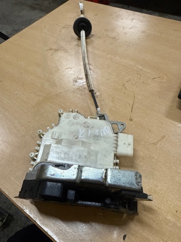 Замок задней правой двери  8K0839016D VAG