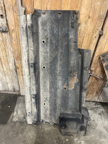 Защита днища, левая 8R0825207E VAG