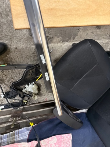 8R0853283F2ZZ VAG Молдинг опускного стекла двери передней левой купить в Хмельницкий