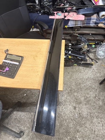 Молдинг передней правой двери 8R0853960LGRU VAG