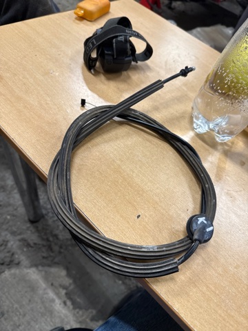 Трос открывания капота, задний 8R1823535 VAG