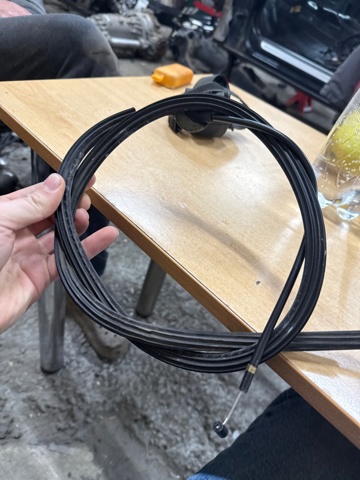 8R1823535 VAG Трос открывания капота задний купить в Ужгород