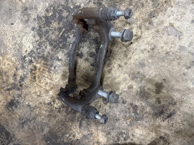 Скоба переднего суппорта 8V0615125A VAG
