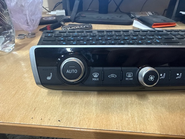 VAG 8V0820043QIMJ Блок управления кондиционером в наличии Ужгород