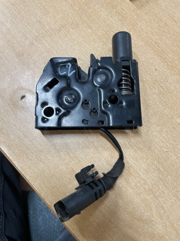 Замок капота 8V0823509 VAG