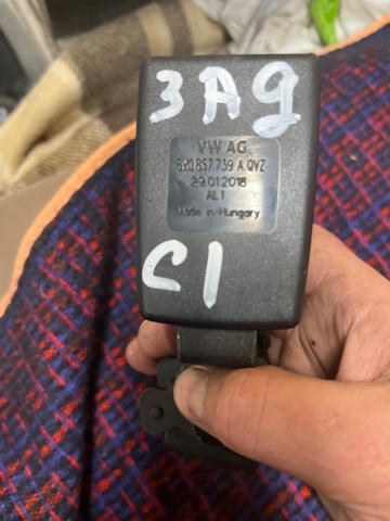 VAG 8V0857739AQVZ Рычаг (замок) фиксации ремня безопасности задний левый в наличии Кривой Рог