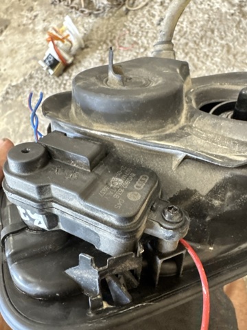 Замок открывания лючка бензобака 8V0862153B VAG