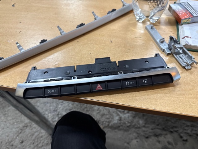 Блок кнопок центральной консоли 8V0925301GHNV6 VAG