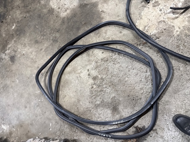 Уплотнитель двери передней, на (кузове) 8V5831721A VAG