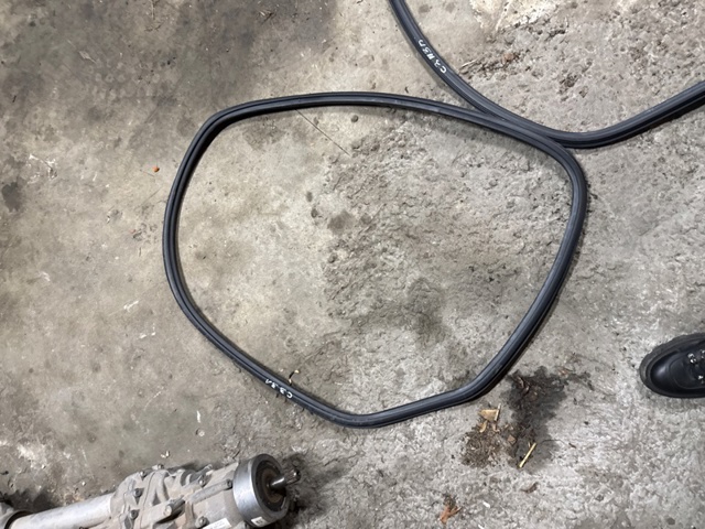 Уплотнитель двери задней, (на кузове) 8V5833721A VAG