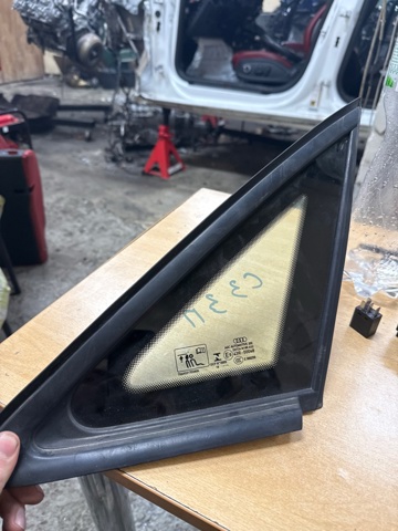 VAG 8V5845300HNVB Стекло кузова (багажного отсека) правое в наличии Николаев