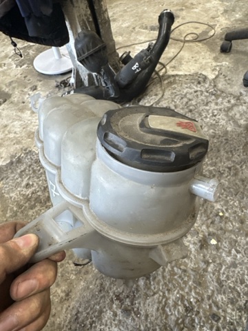Водяной бачок системы охлаждения 8W0121405G VAG