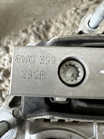 8W0399118C Кронштейн подушки КПП купить Сумы