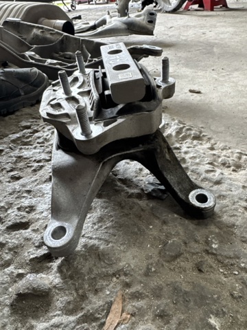8W0399118C VAG Кронштейн подушки КПП купить в Каменское