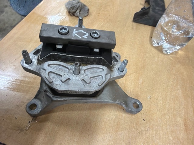VAG 8W0399156AQ Подушка трансмиссии (опора коробки передач) в наличии Чернигов