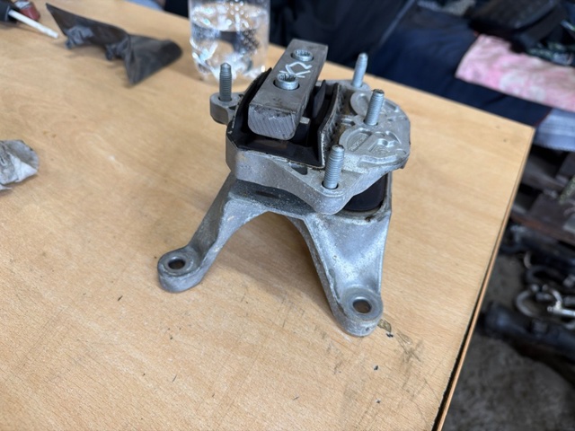 8W0399156AQ VAG Подушка трансмиссии (опора коробки передач) купить в Днепр